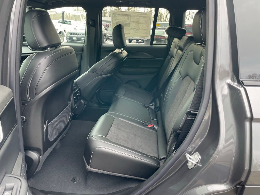 2025 Jeep Grand Cherokee Base