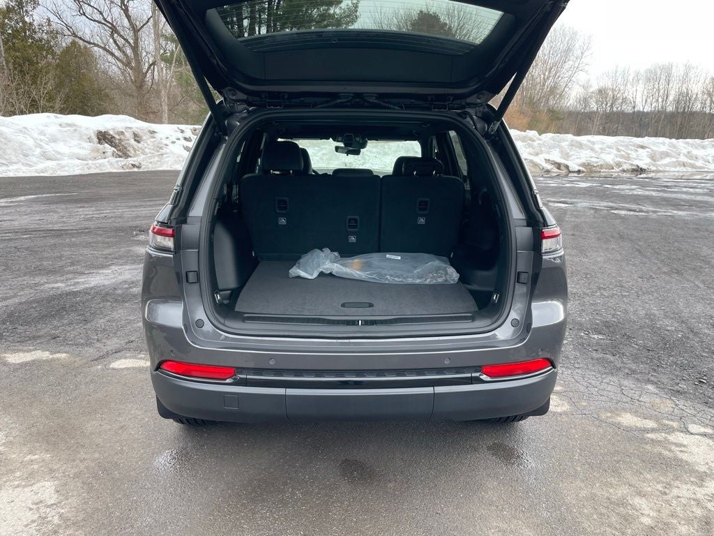 2025 Jeep Grand Cherokee Base