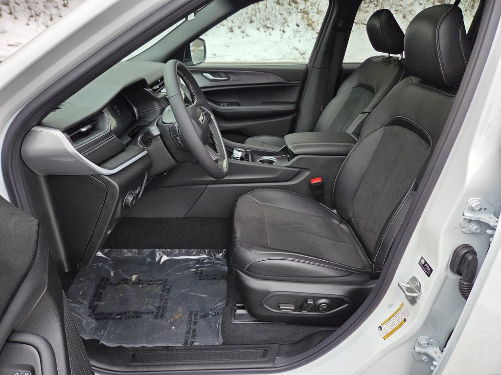 2025 Jeep Grand Cherokee Base