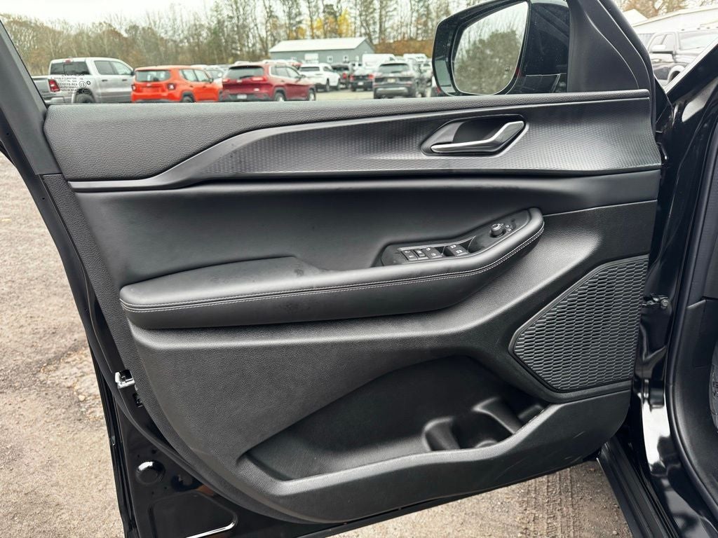 2025 Jeep Grand Cherokee Base