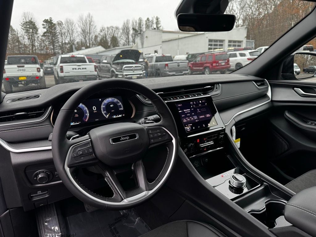 2025 Jeep Grand Cherokee Base