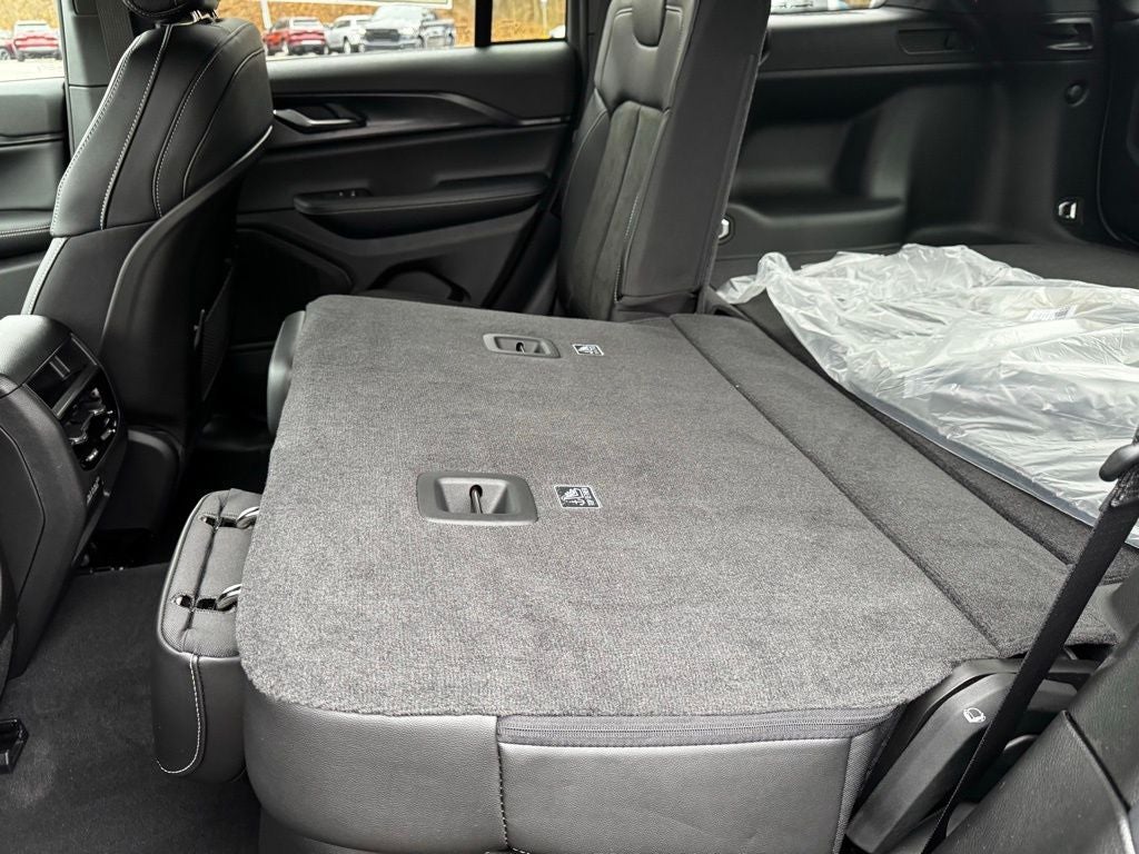 2025 Jeep Grand Cherokee Base