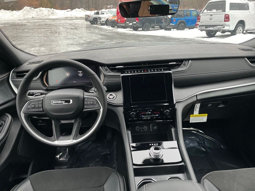 2025 Jeep Grand Cherokee Base