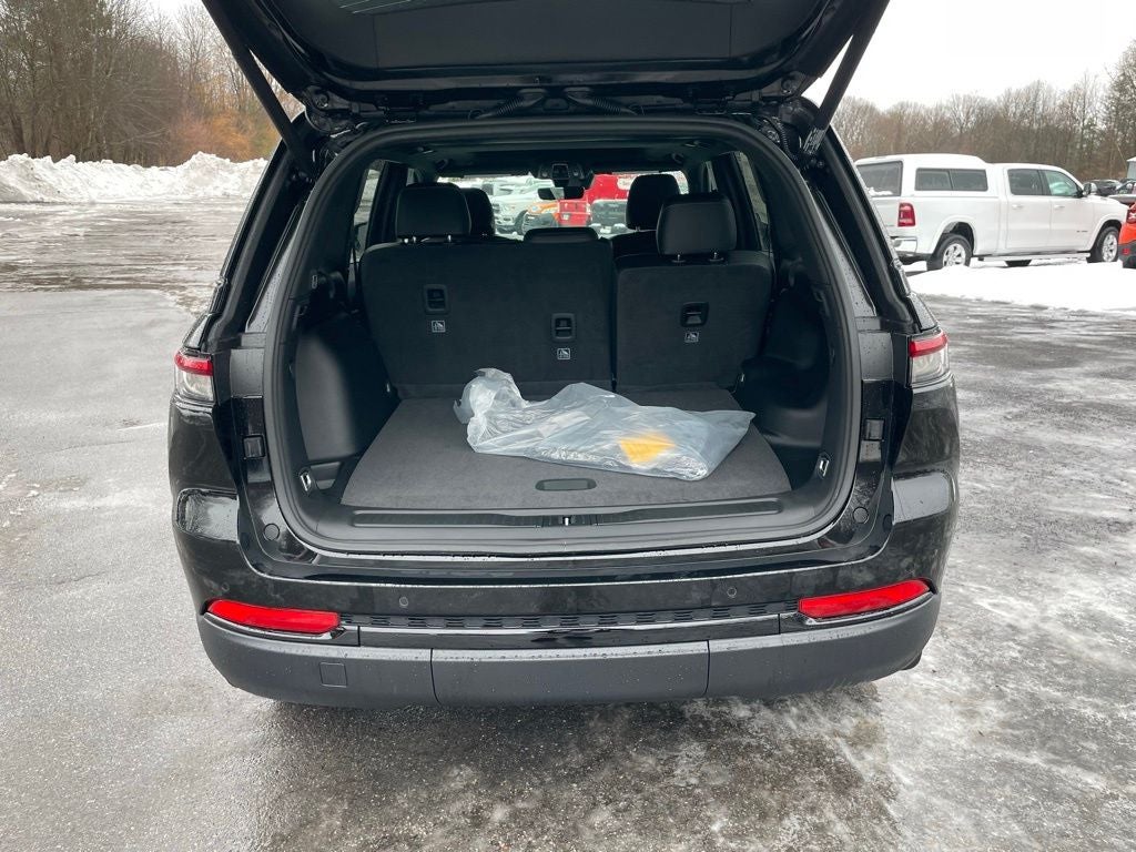 2025 Jeep Grand Cherokee Base