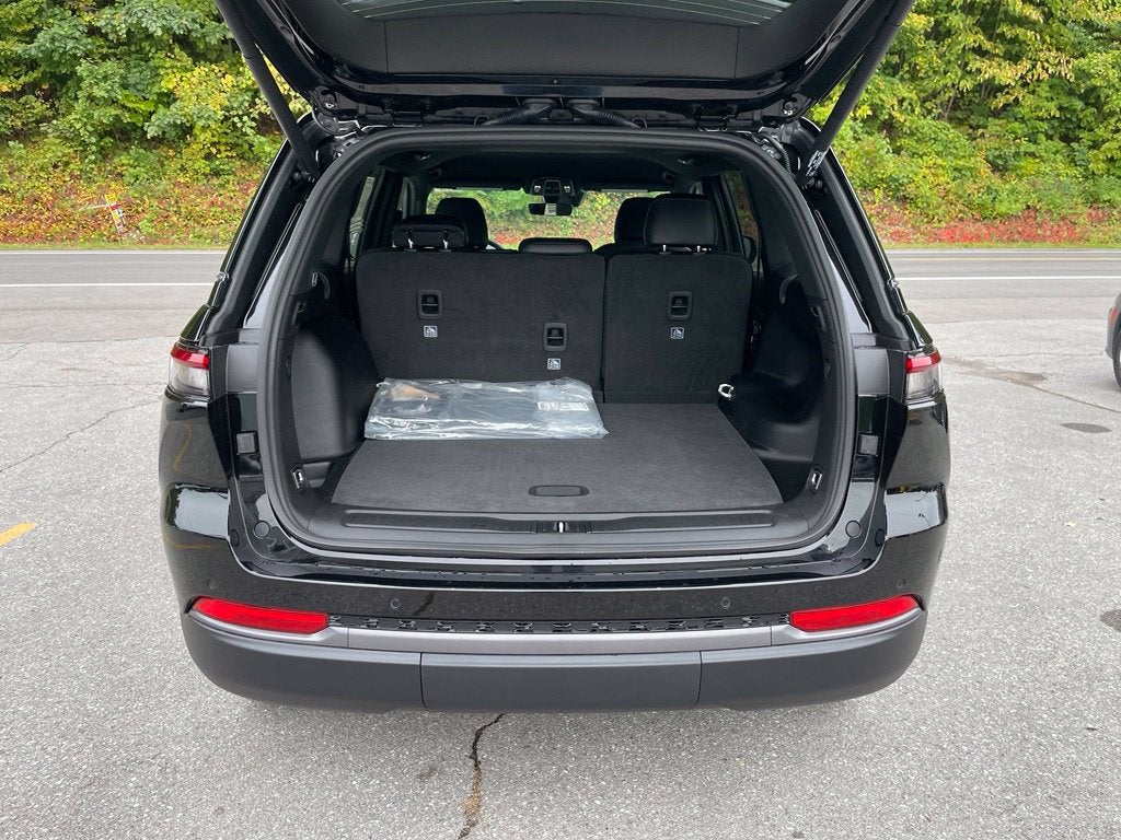 2027 Jeep Grand Cherokee Laredo Altitude