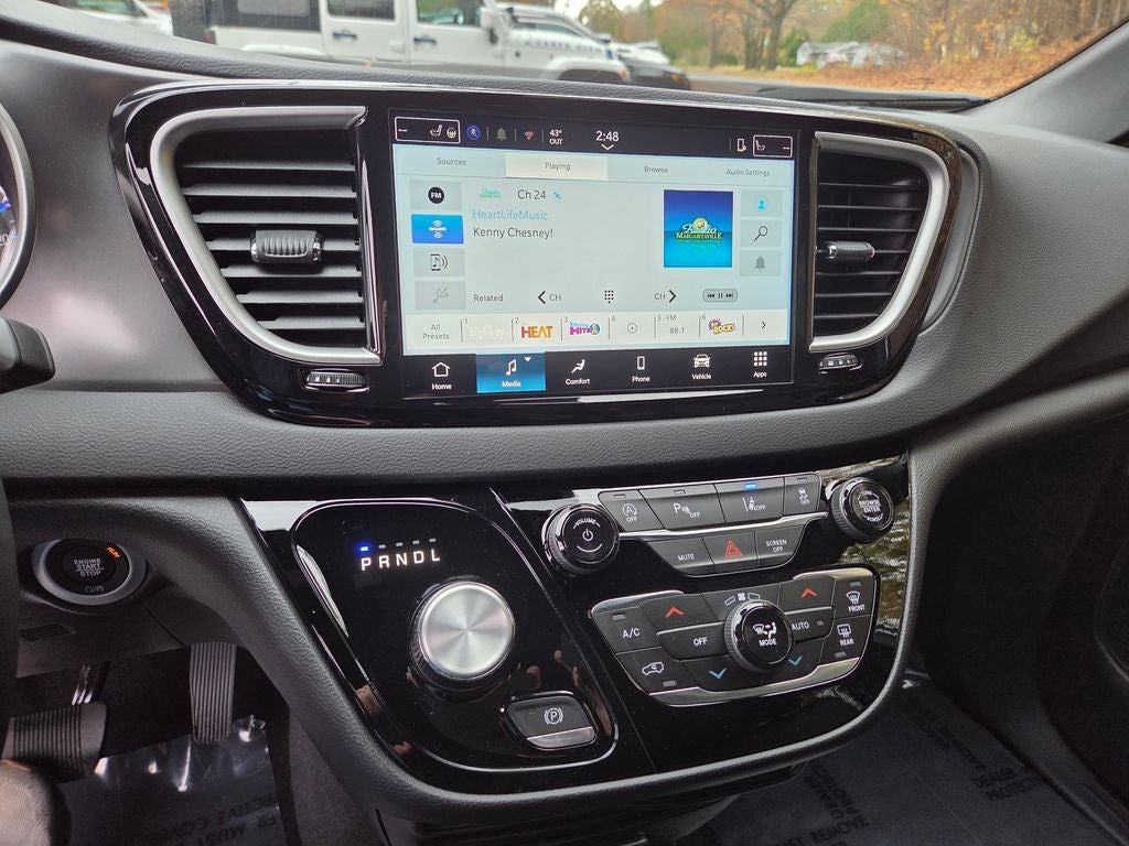 2026 Chrysler Voyager LX