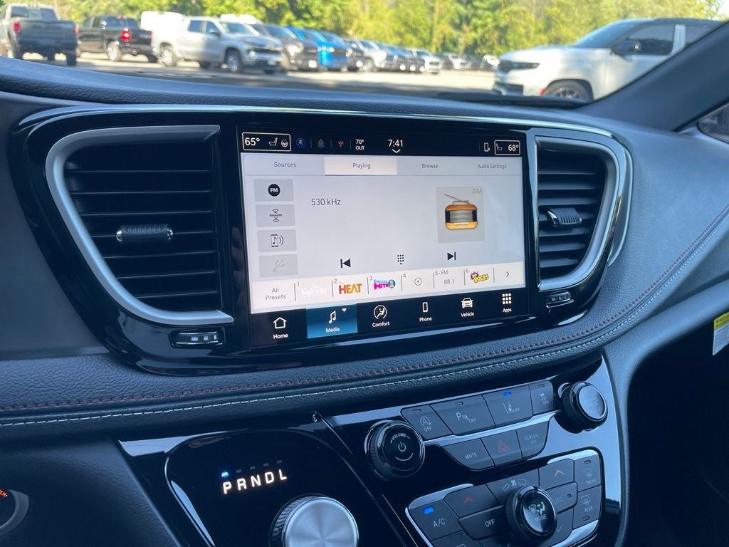2027 Chrysler Pacifica Select