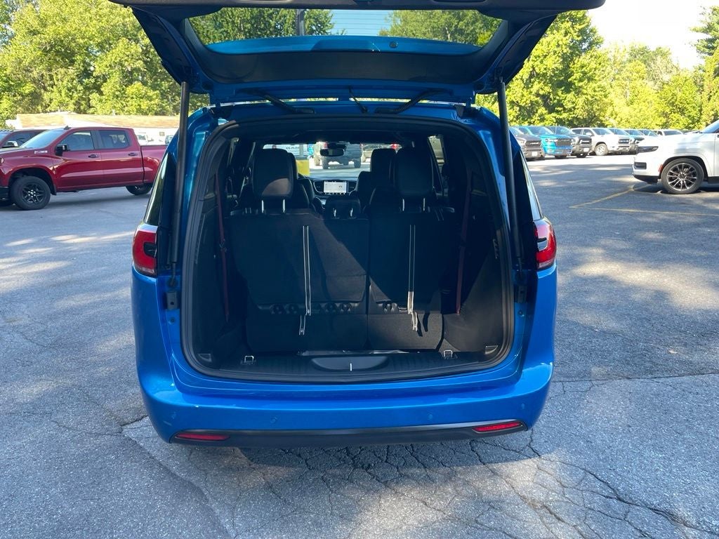 2027 Chrysler Pacifica Select